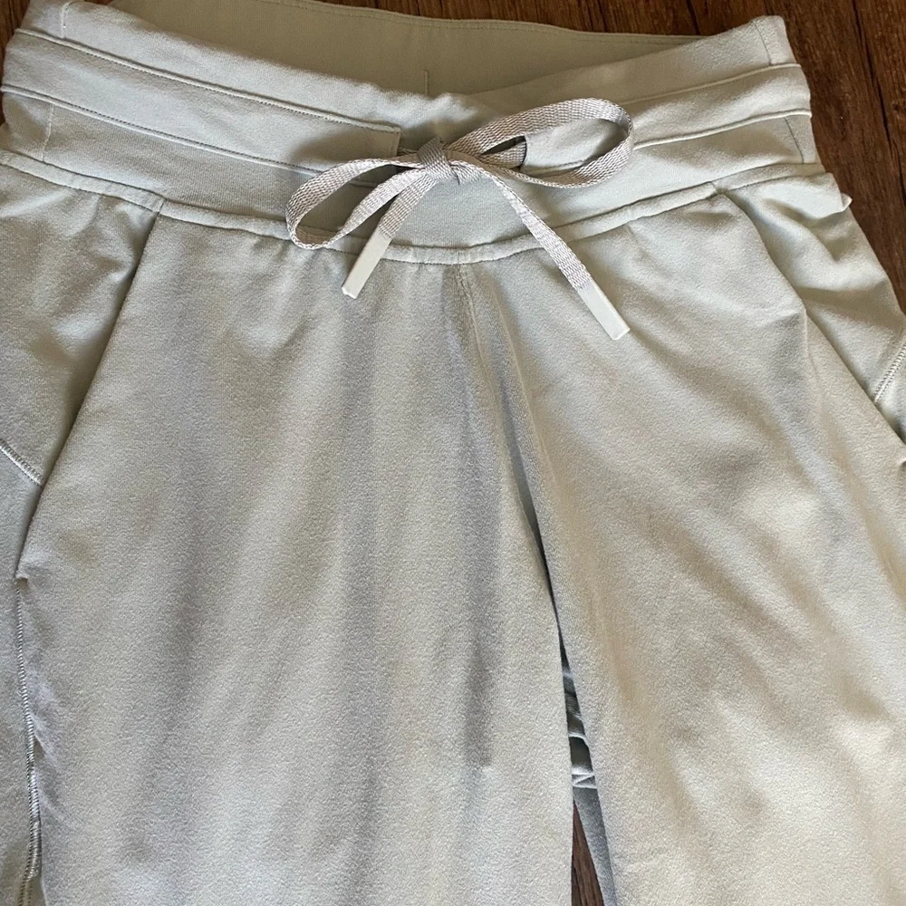LULULEMON  green woman Jogger Pants Size 2 no tags
